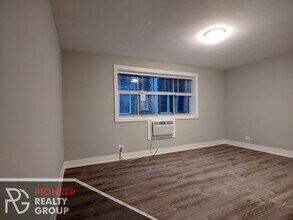 542 W Surf St, Unit 307 in Chicago, IL - Building Photo - Building Photo