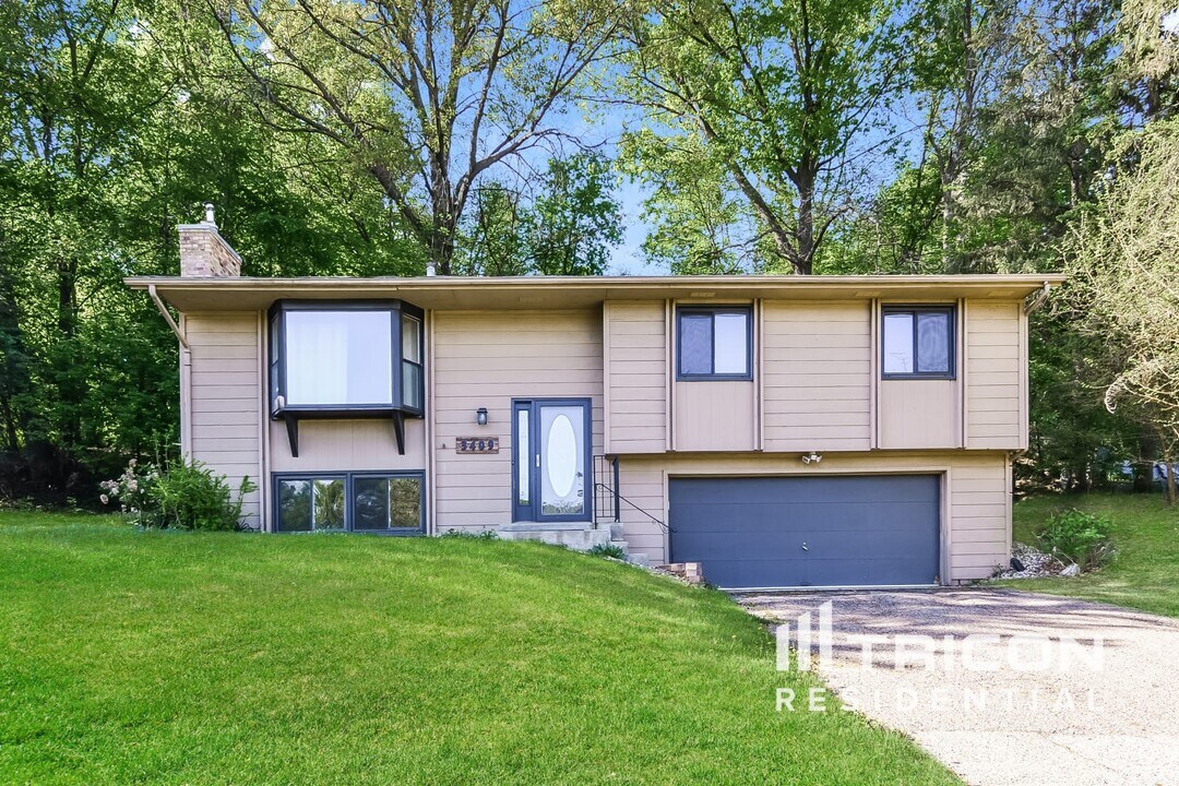 3409 Brookview Dr in Burnsville, MN - Building Photo