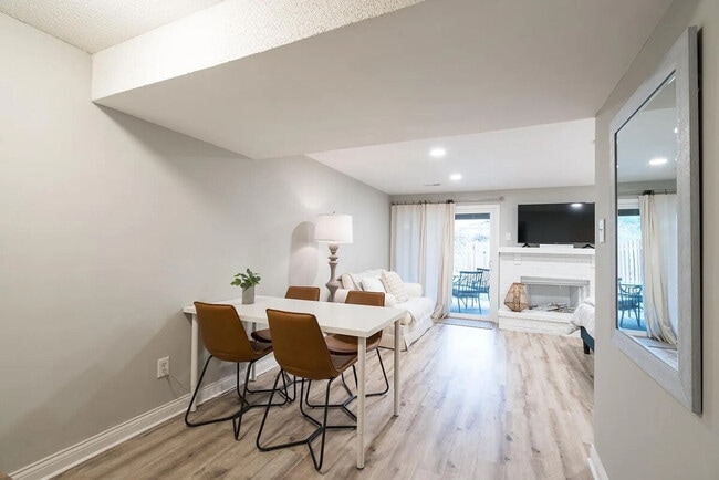 2000 Quiet Stream Dr in Maryland Heights, MO - Building Photo - Building Photo