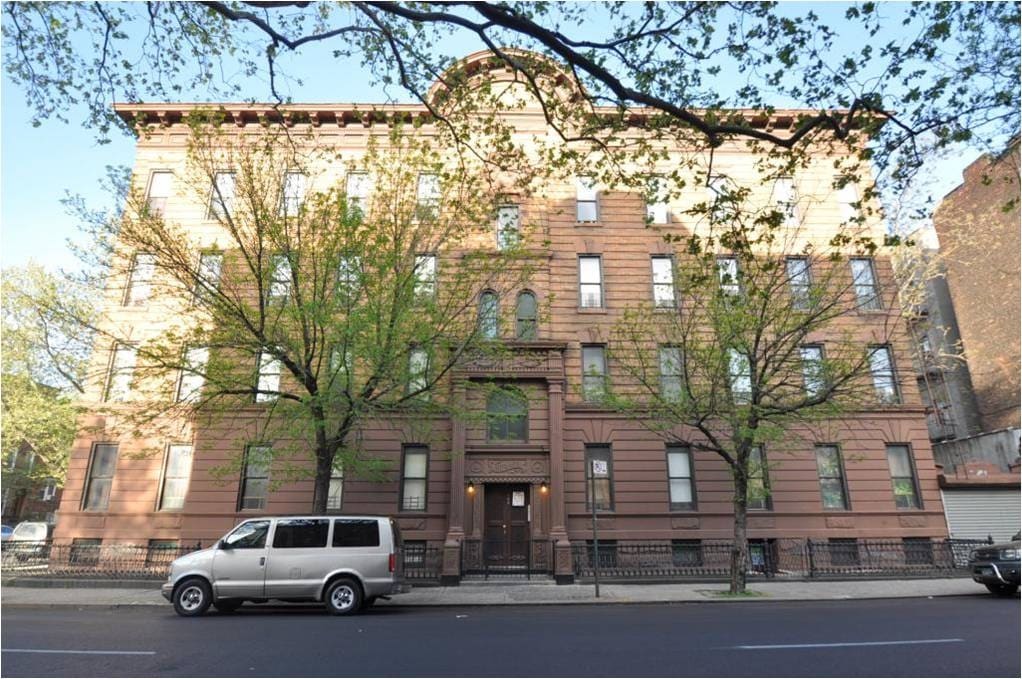 161-165 Howard Ave in Brooklyn, NY - Foto de edificio