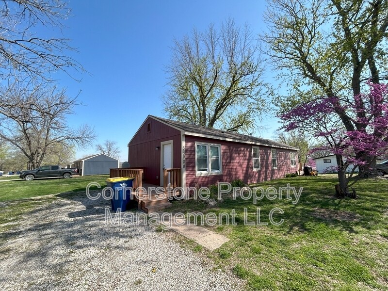 33980 W 83rd St in De Soto, KS - Building Photo