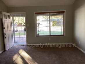 2612 Kokanee Way in Sacramento, CA - Building Photo - Building Photo