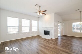 9221 Oldwest Trail in Fort Worth, TX - Foto de edificio - Building Photo