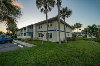 1526 SE Royal Green Cir in Port St. Lucie, FL - Foto de edificio - Building Photo