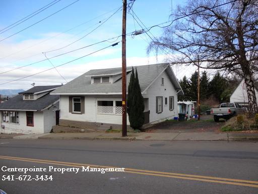 1416 SE Douglas Ave in Roseburg, OR - Building Photo - Building Photo