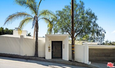 7470 Woodrow Wilson Dr in Los Angeles, CA - Foto de edificio - Building Photo