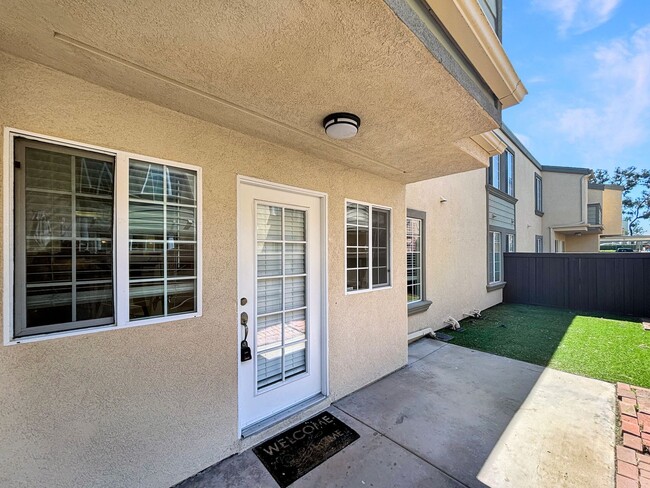 5402 Balboa Arms Dr in San Diego, CA - Building Photo - Building Photo