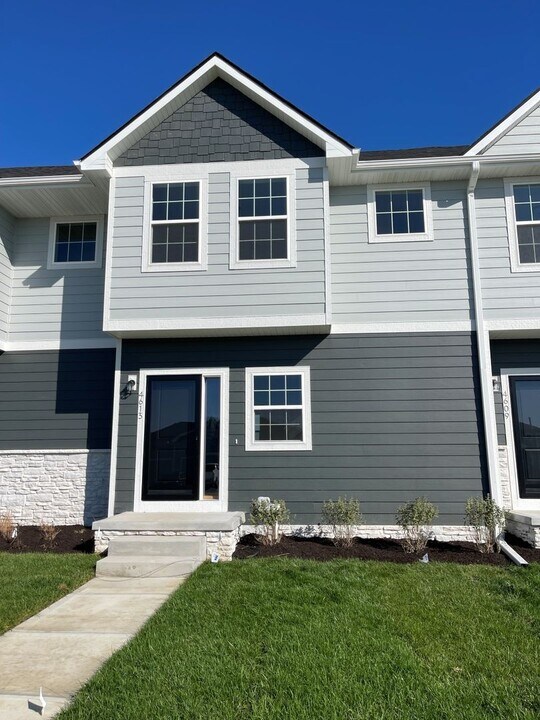 4613 Leawood Ct in Papillion, NE - Building Photo
