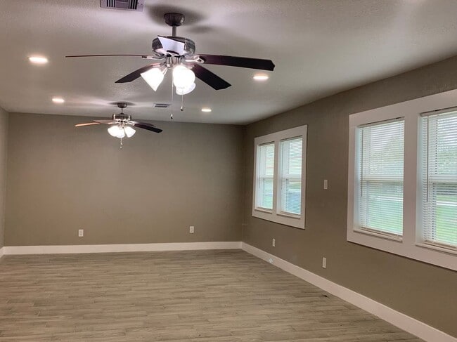 231 Acker St in Magnolia, TX - Foto de edificio - Building Photo