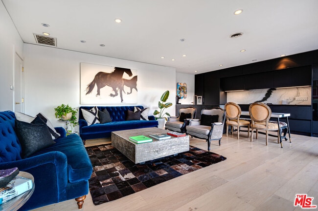 8560 Franklin Ave in Los Angeles, CA - Building Photo - Building Photo