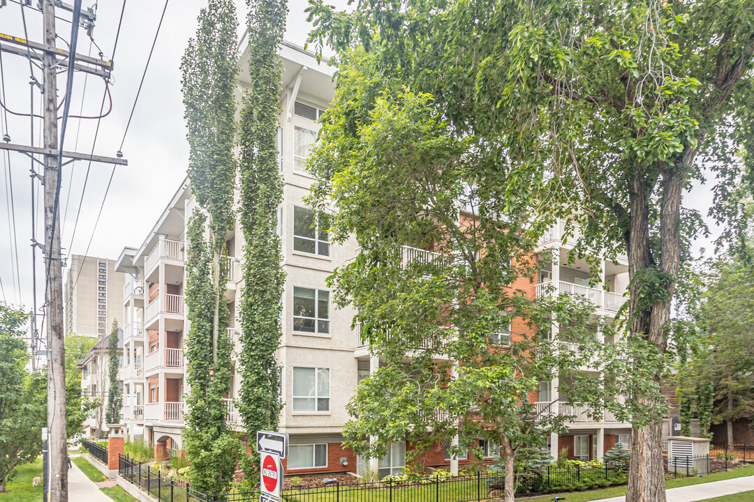 University Place in Edmonton, AB - Building Photo