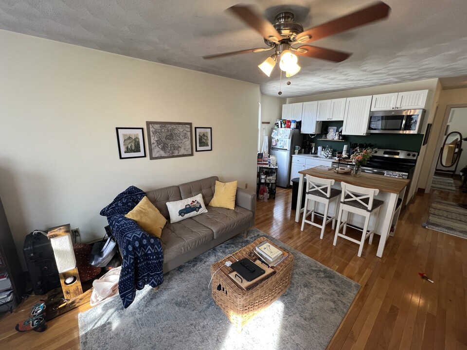 211 Holland St, Unit 3B in Somerville, MA - Building Photo