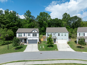 Summit Lake in Flowery Branch, GA - Foto de edificio - Building Photo