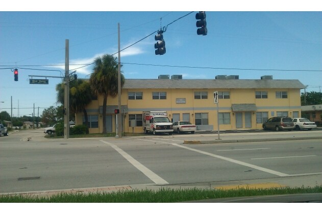 1160 W Blue Heron Blvd in Riviera Beach, FL - Building Photo