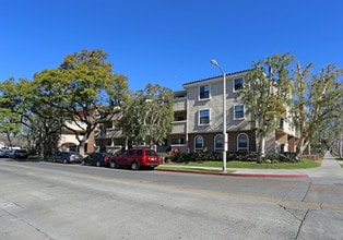 Tradewinds Apartments in Santa Ana, CA - Foto de edificio - Building Photo