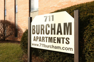 711 Burcham Apartments in East Lansing, MI - Foto de edificio - Building Photo