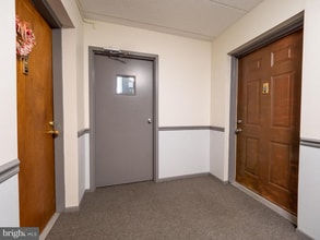 1906 Valley Dr, Unit 1979 in West Chester, PA - Foto de edificio - Building Photo