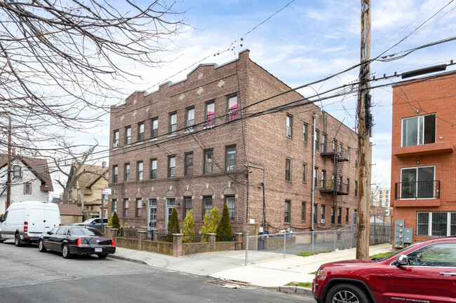 11-36-1138 McBride St in Far Rockaway, NY - Foto de edificio - Building Photo