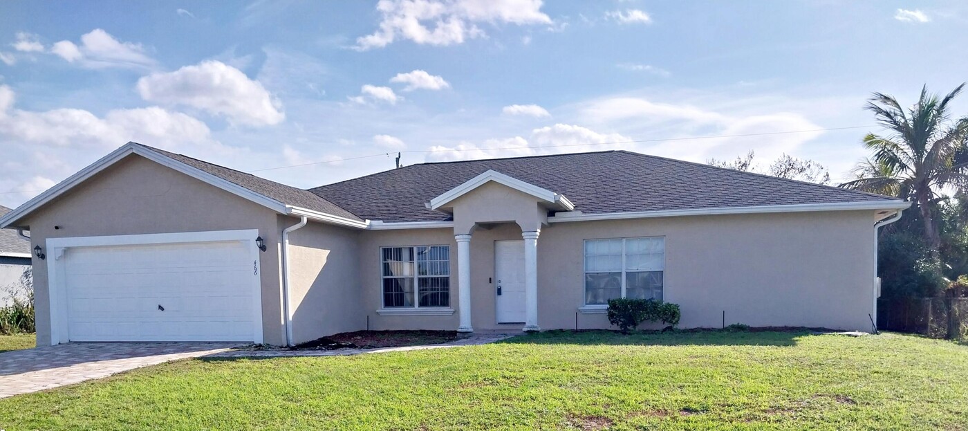 466 SW Fields Ave in Port St. Lucie, FL - Building Photo