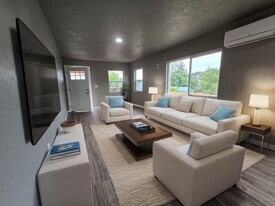 1641 SE Marsters Ave in Roseburg, OR - Building Photo