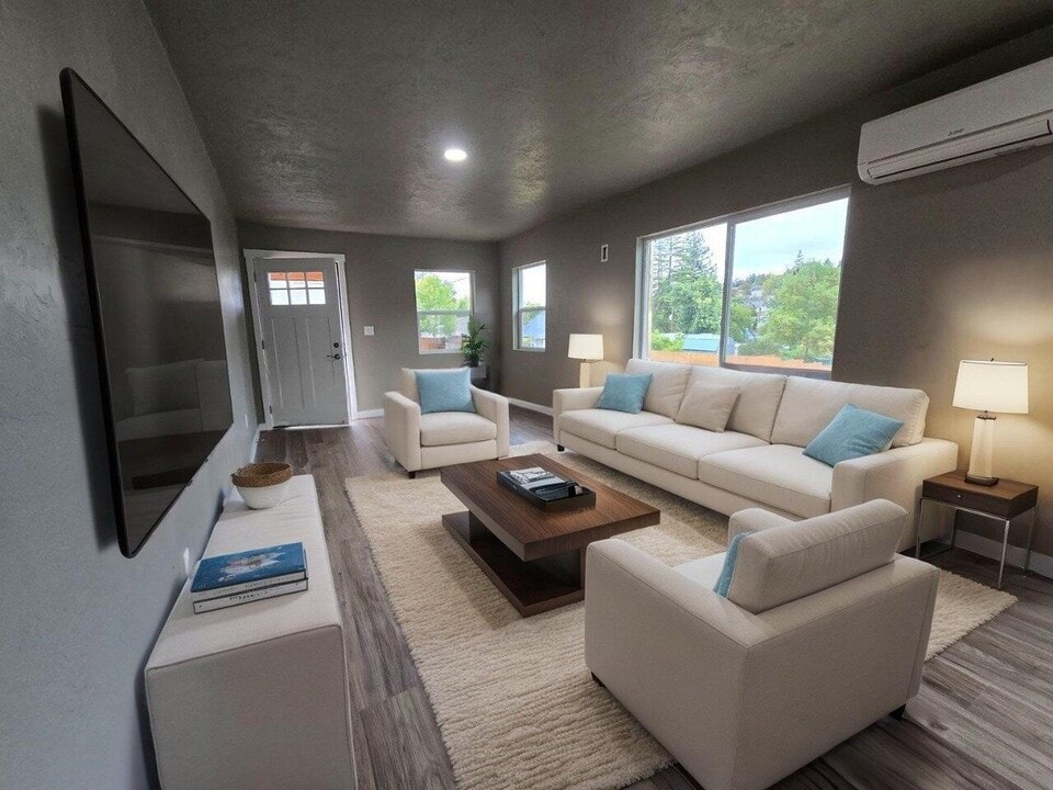 1641 SE Marsters Ave in Roseburg, OR - Building Photo