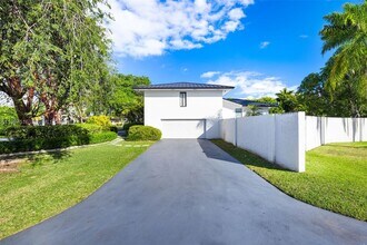 14615 SW 77th Ct in Palmetto Bay, FL - Foto de edificio - Building Photo