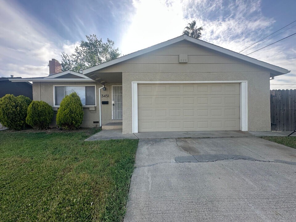 3451 Jupiter Dr in Sacramento, CA - Building Photo