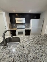 7075 NW 186th St, Unit C409 in Hialeah, FL - Foto de edificio - Building Photo