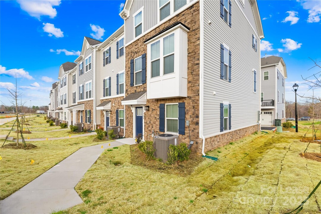 1422 Newell Towns Ln in Charlotte, NC - Building Photo