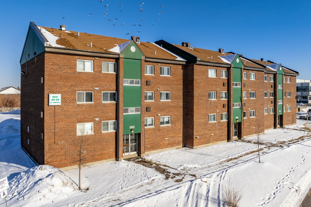 Place St-Martin in Laval, QC - Building Photo