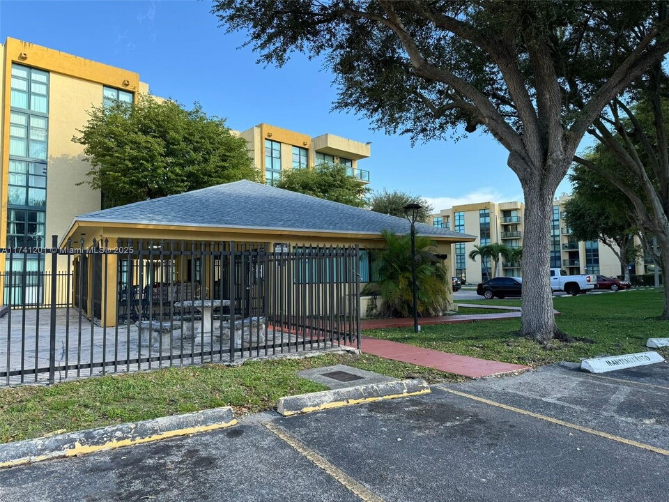 11800 SW 18th St in Miami, FL - Building Photo