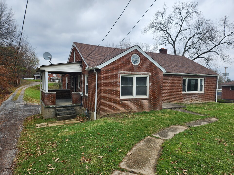 3152 Brodhead Rd in Aliquippa, PA - Building Photo