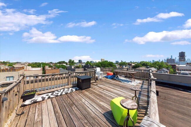 1826 W Rice St, Unit 4 in Chicago, IL - Foto de edificio - Building Photo