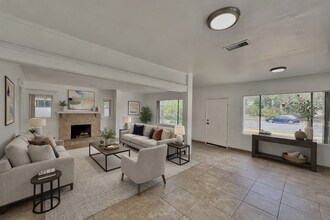 1554 E Woodbury Rd in Pasadena, CA - Foto de edificio - Building Photo