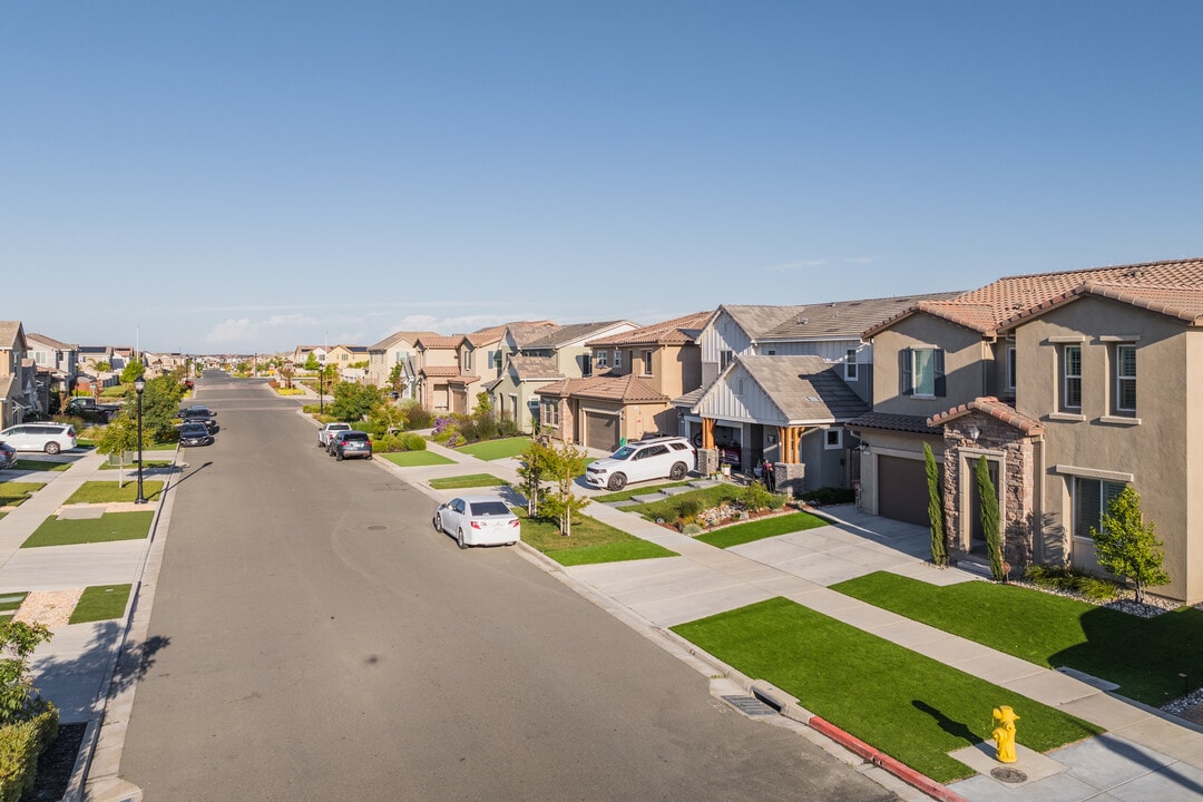 Woodbury at Emerson Ranch in Oakley, CA - Building Photo