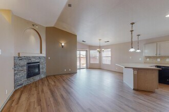 745 Valley Meadows Dr in Rio Rancho, NM - Building Photo - Building Photo