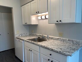 River Raisin Apartments in Monroe, MI - Building Photo