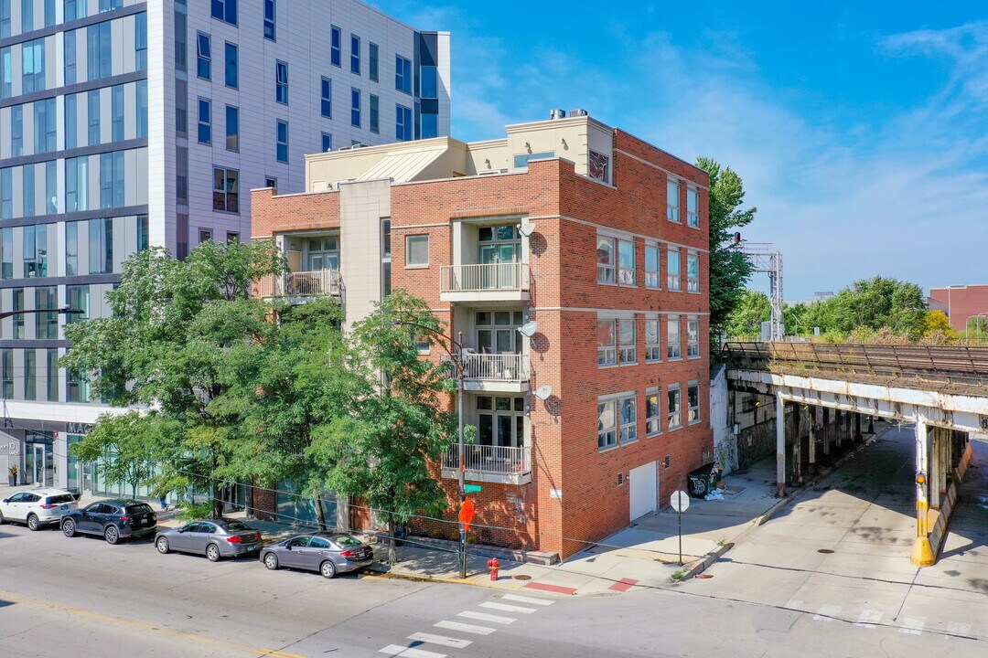 700 W Grand Ave in Chicago, IL - Building Photo