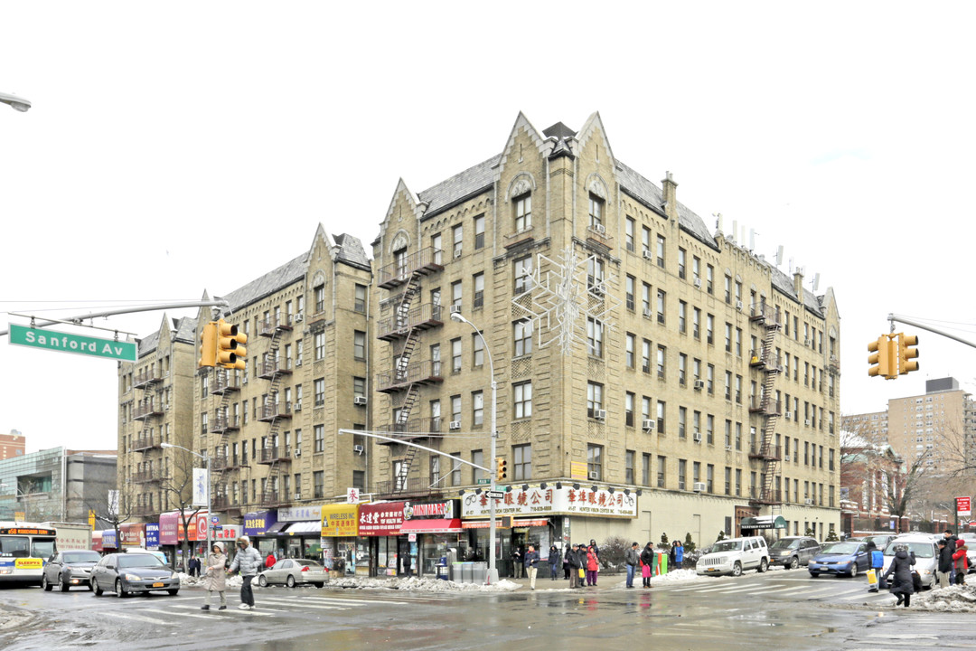 Sanford Court in Flushing, NY - Building Photo