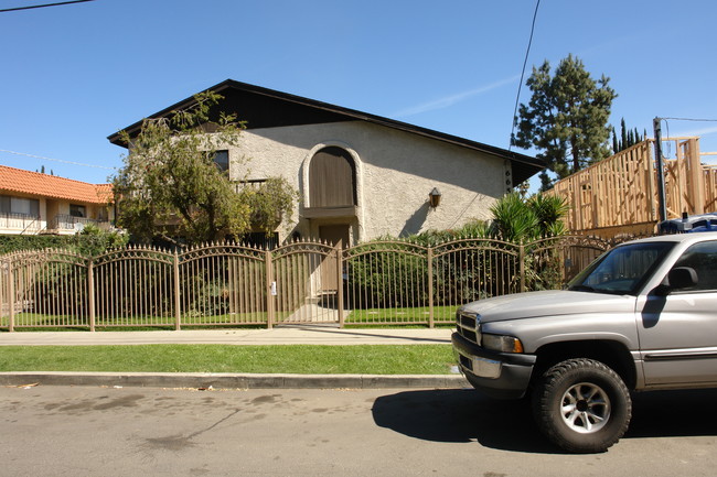 6652 Sylmar Ave in Van Nuys, CA - Building Photo - Building Photo