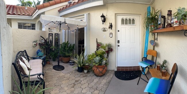 1592 Springside Dr in Weston, FL - Building Photo - Building Photo