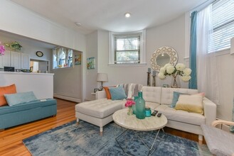 344 Harvard St, Unit B in Brookline, MA - Foto de edificio - Building Photo