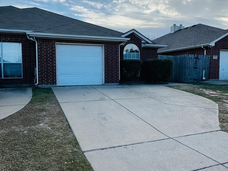 5728 Swords Dr in Fort Worth, TX - Building Photo