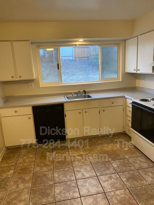 3285 Gypsum Rd in Reno, NV - Foto de edificio - Building Photo