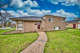 5200 Madison St in Skokie, IL - Foto de edificio - Building Photo