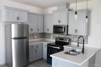 8 Ozark Ave in McAllen, TX - Building Photo - Building Photo