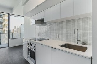 185-1185 Roehampton Ave in Toronto, ON - Building Photo - Building Photo