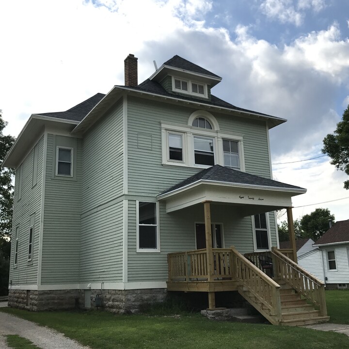 827 Cherry St in Oshkosh, WI - Foto de edificio