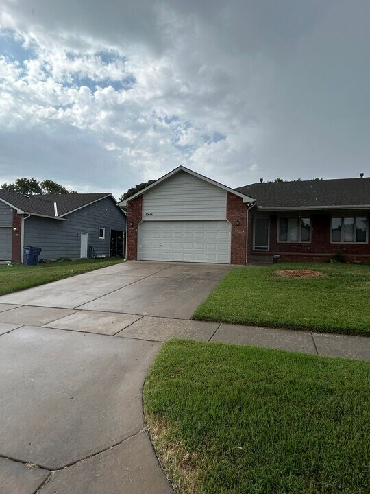 10601 W Douglas Ave in Wichita, KS - Building Photo