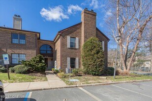 114 Wellington Pl in Matawan, NJ - Building Photo